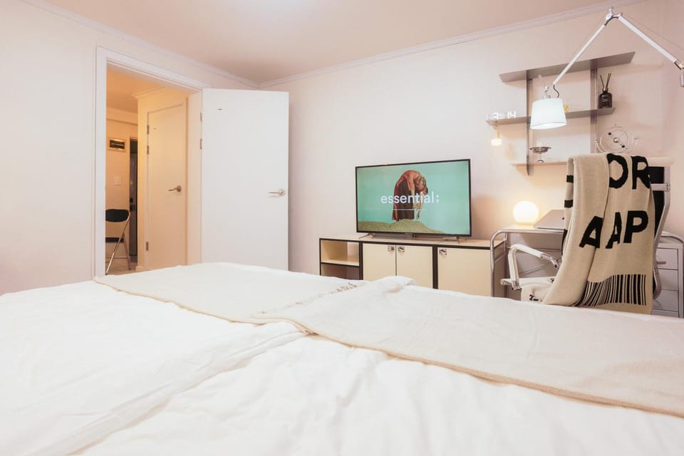 Bed, TV and multimedia, Photo of the whole room, Bedroom, wardrobe