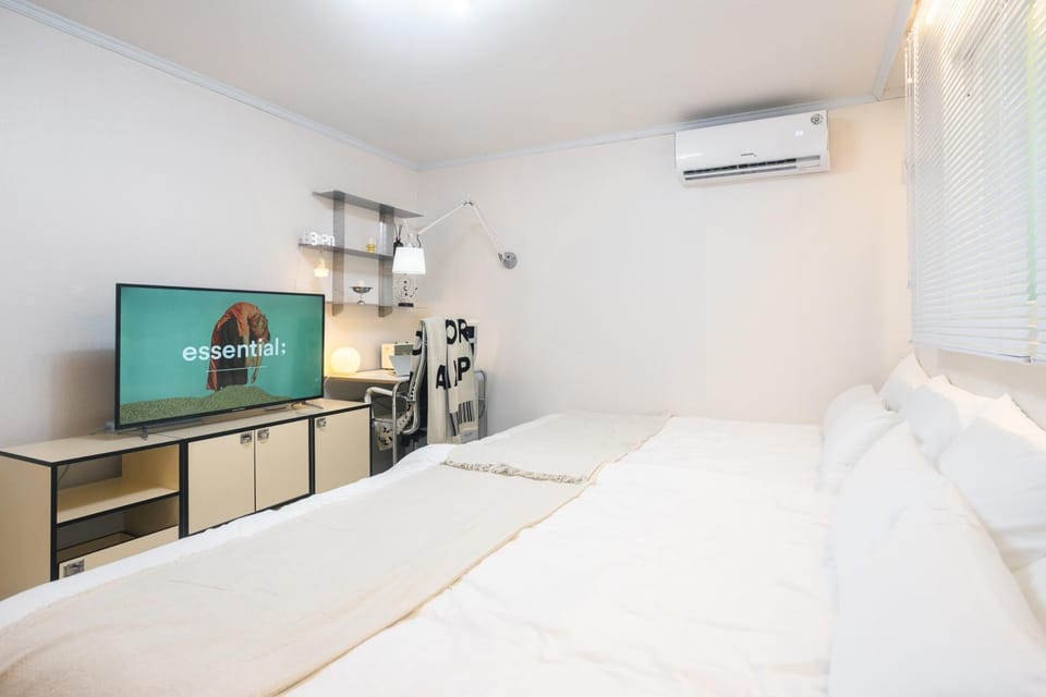 Communal lounge/ TV room, Bed, TV and multimedia, Photo of the whole room, Evening entertainment, Bedroom, air conditioner