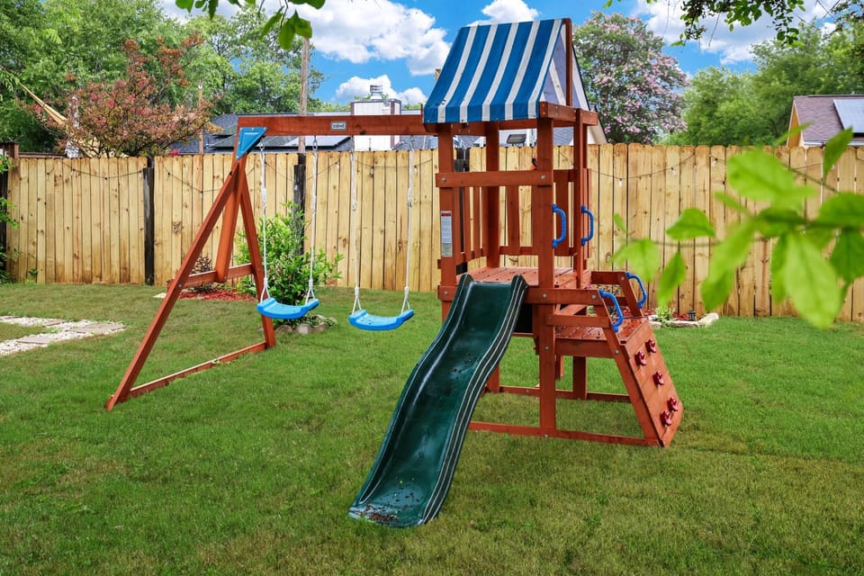 Near Sea World Hot Tub Swing Set BBQ Yard Games House in San Antonio