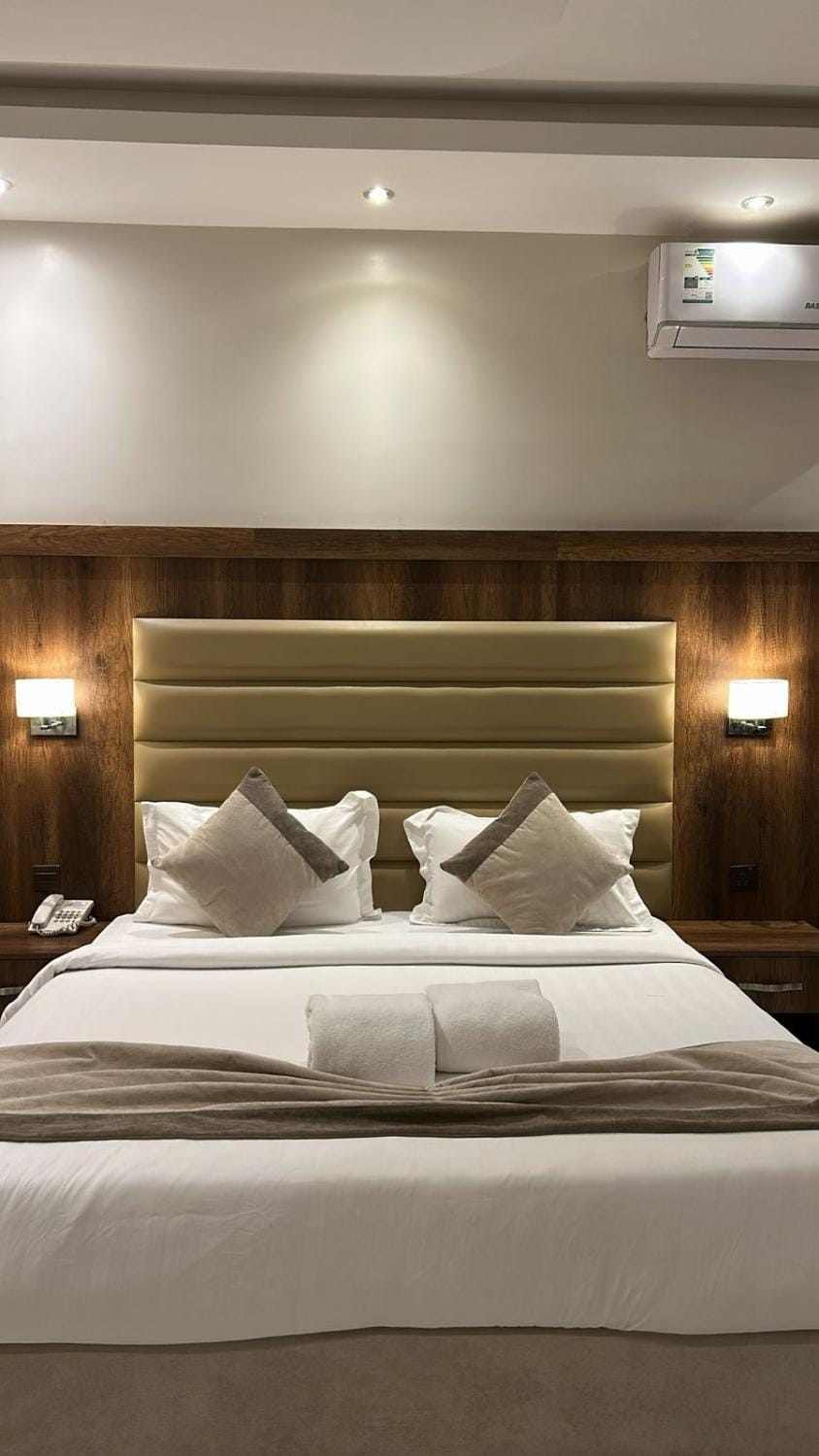 Bed, Photo of the whole room, Bedroom, air conditioner