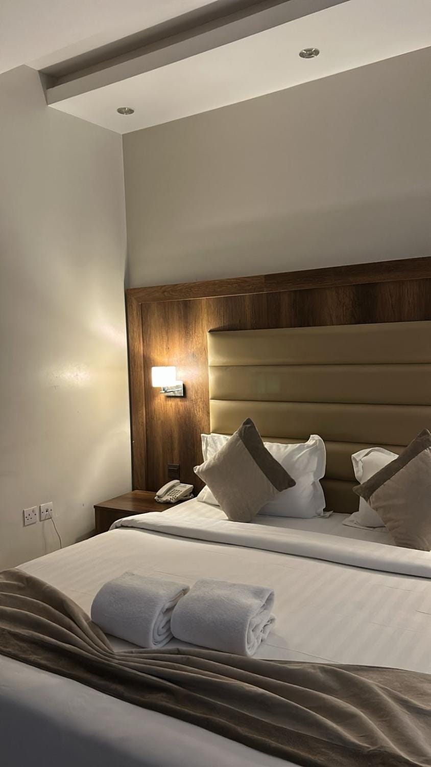 Bed, Photo of the whole room, Bedroom, towels