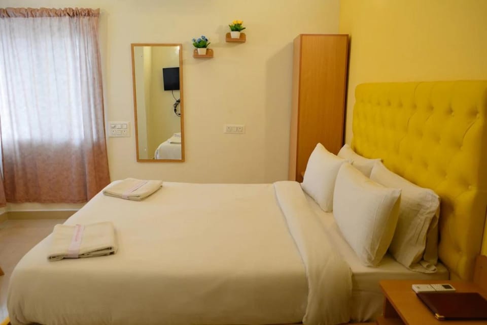 Photo of the whole room, Bedroom, wardrobe