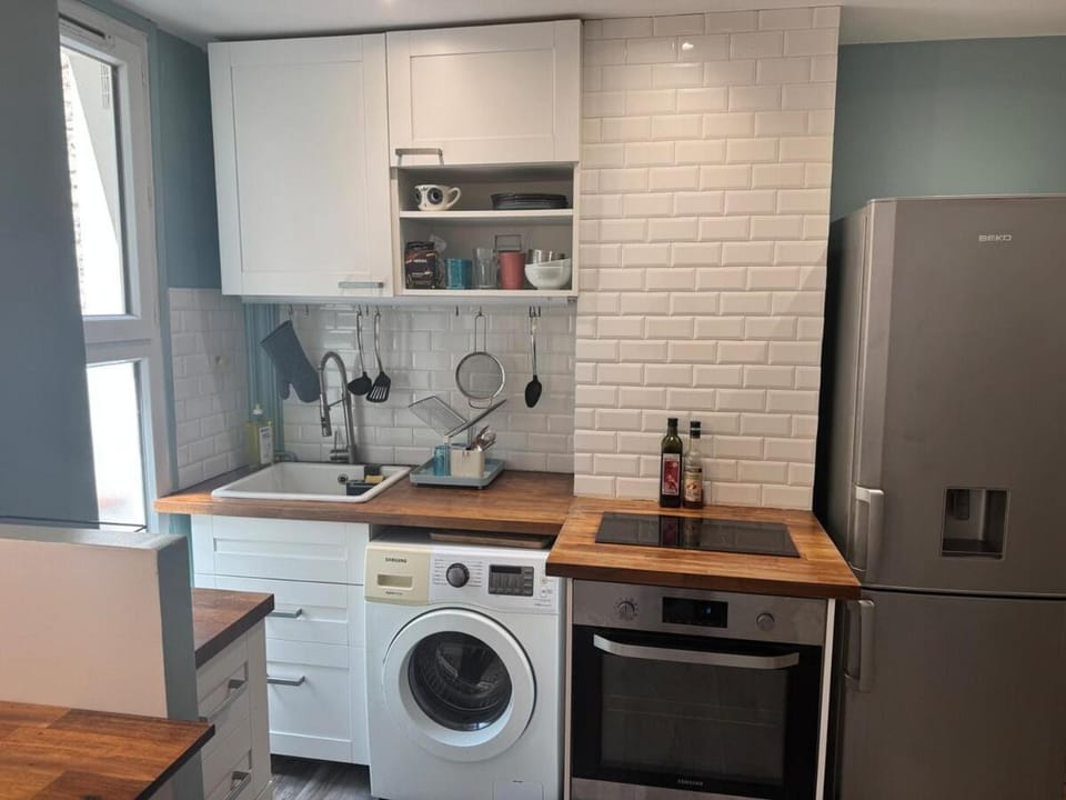 Kitchen or kitchenette, oven, stove, washing machine