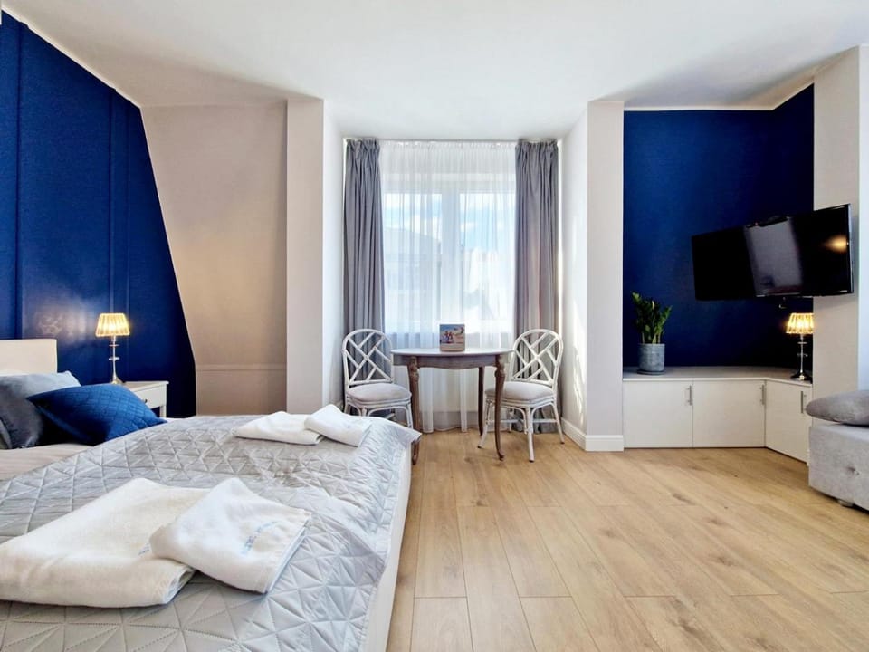 Bed, TV and multimedia, Photo of the whole room, Bedroom