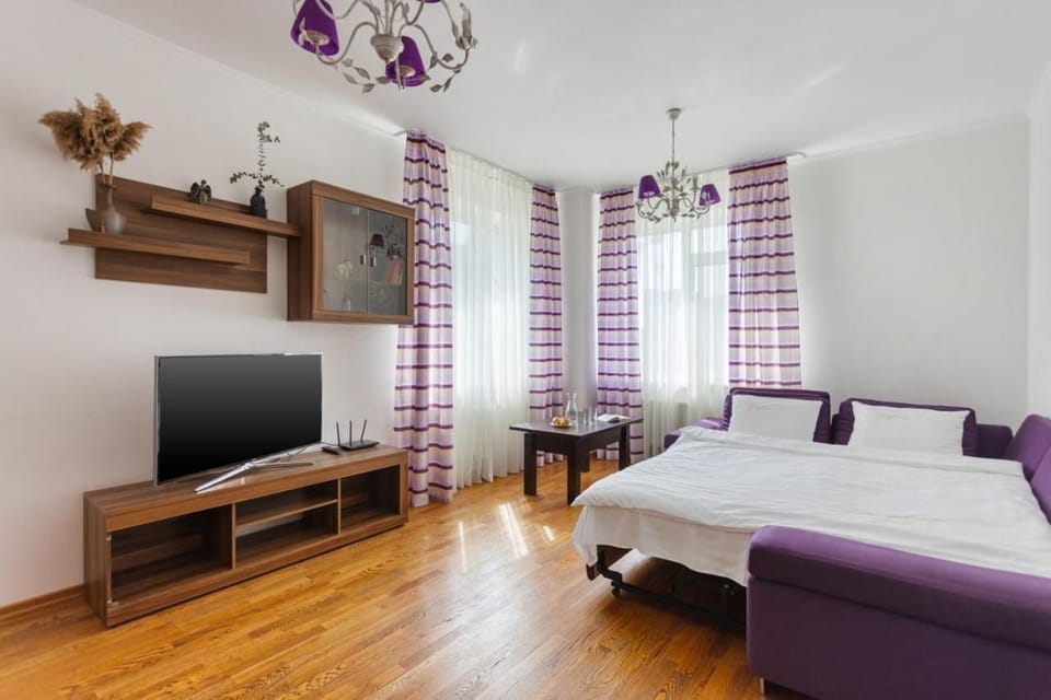 Bed, TV and multimedia, Bedroom