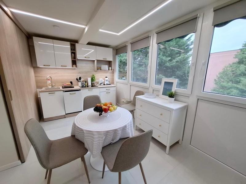 Coffee/tea facilities, Kitchen or kitchenette, Dining area, dishwasher, stove