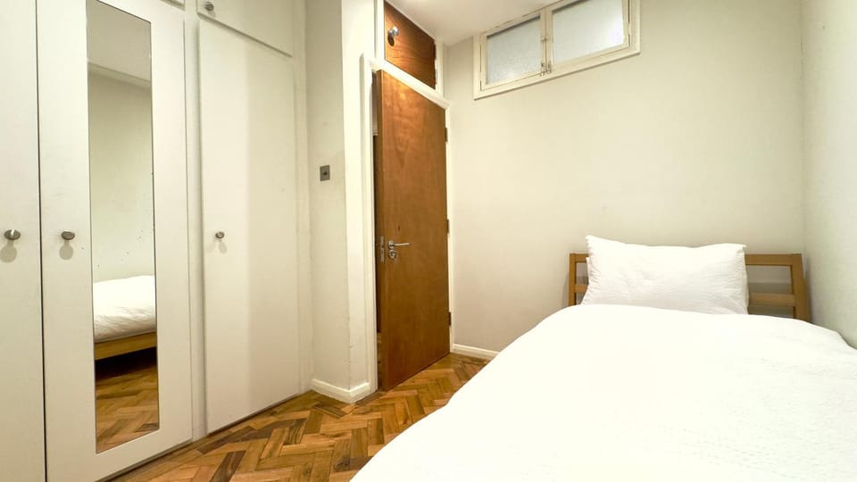 2 Bedroom Apartment Queensway Apartment in City of Westminster