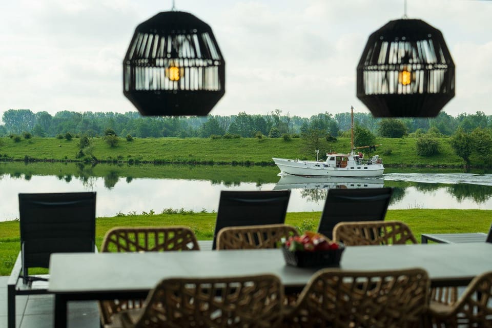 Day, Natural landscape, Seating area, Dining area, Lake view