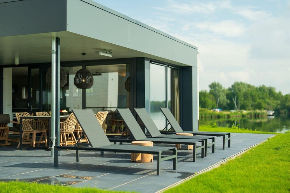 Property building, Spring, Day, Natural landscape, Garden, View (from property/room), Balcony/Terrace, Seating area, Garden view, sunbed