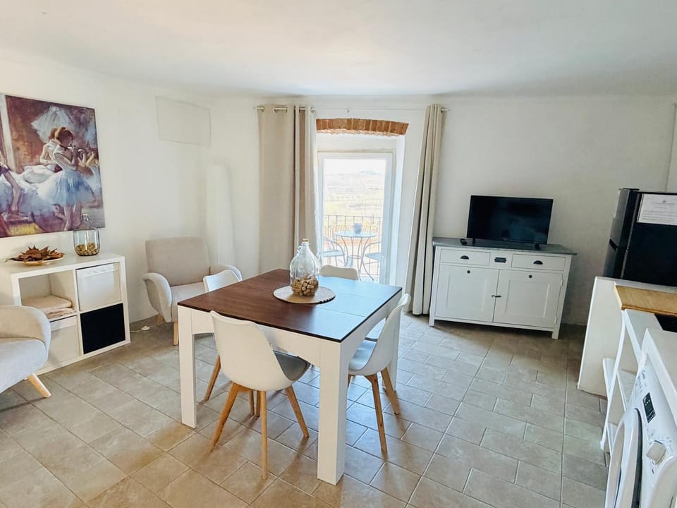 TV and multimedia, Kitchen or kitchenette, Seating area, Dining area