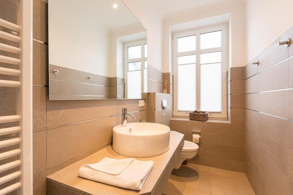 Toilet, towels