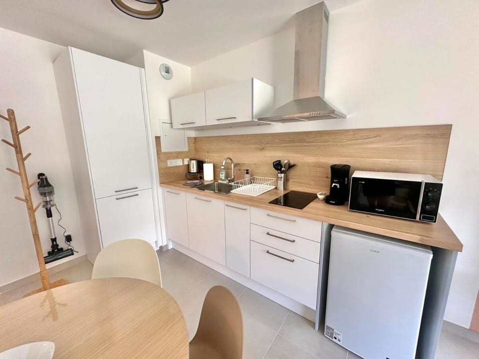 Coffee/tea facilities, Kitchen or kitchenette, Dining area, microwave, stove