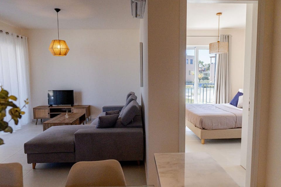 Bed, TV and multimedia, Living room, Seating area, Evening entertainment, Bedroom