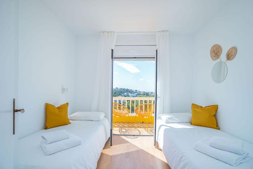 Bed, Balcony/Terrace, Bedroom, towels