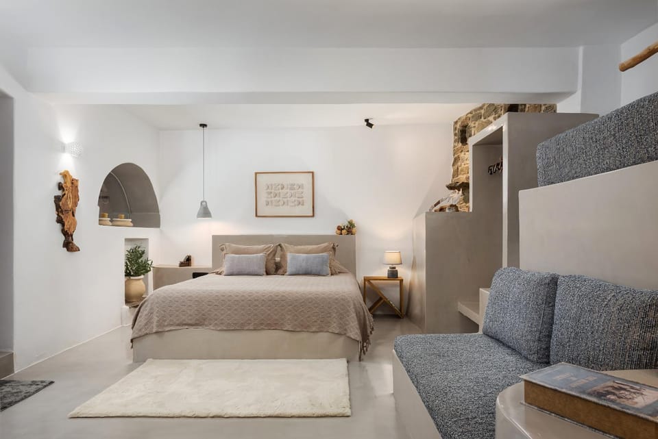 Bed, Photo of the whole room, Seating area, Bedroom