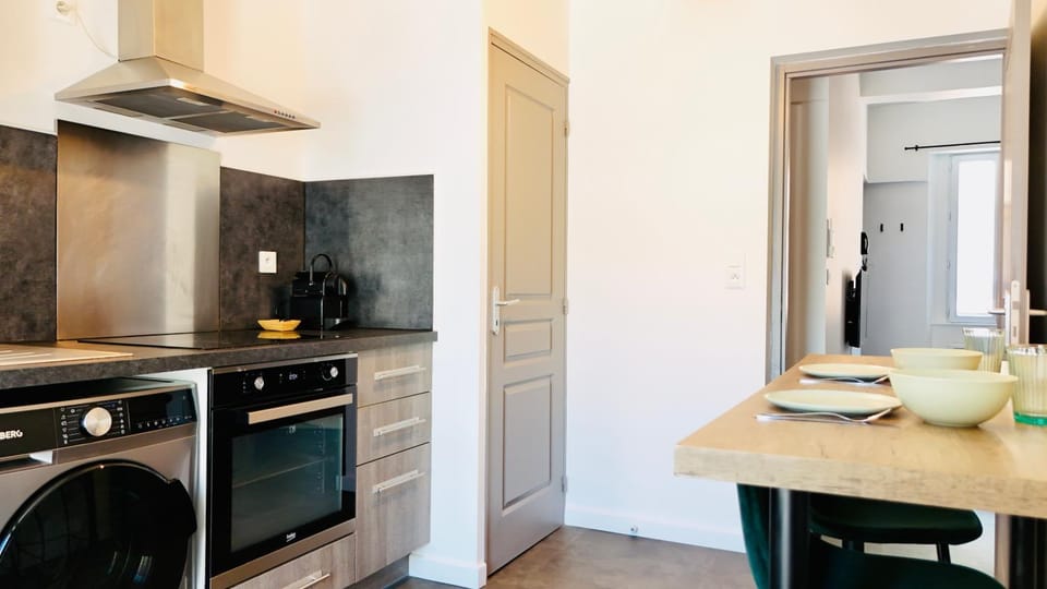 Kitchen or kitchenette, Dining area, oven, stove