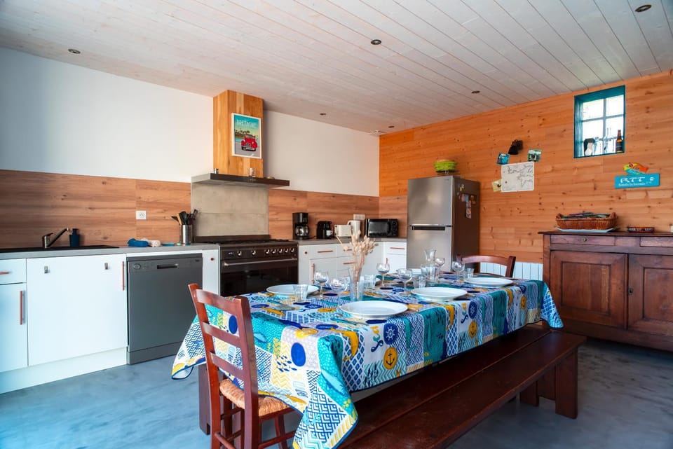 Kitchen or kitchenette, Dining area, stove