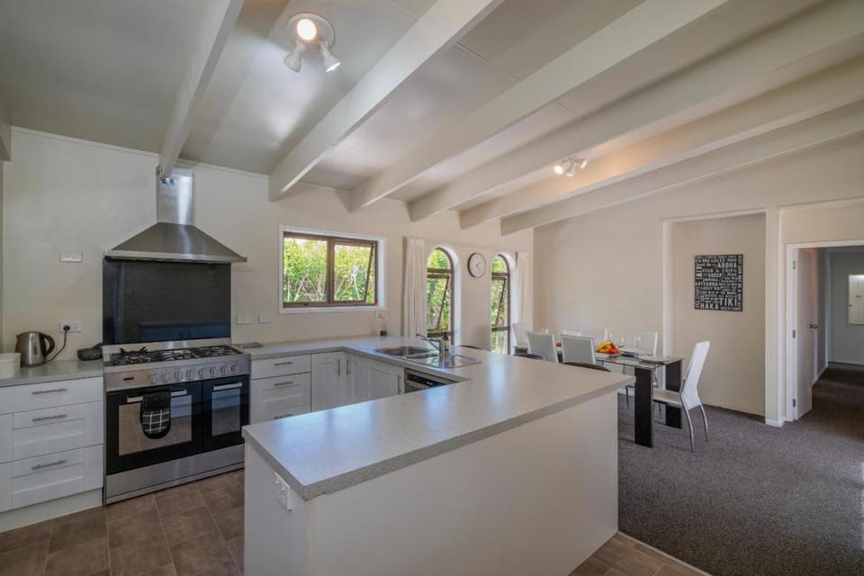 Kitchen or kitchenette, Dining area, dishwasher, stove
