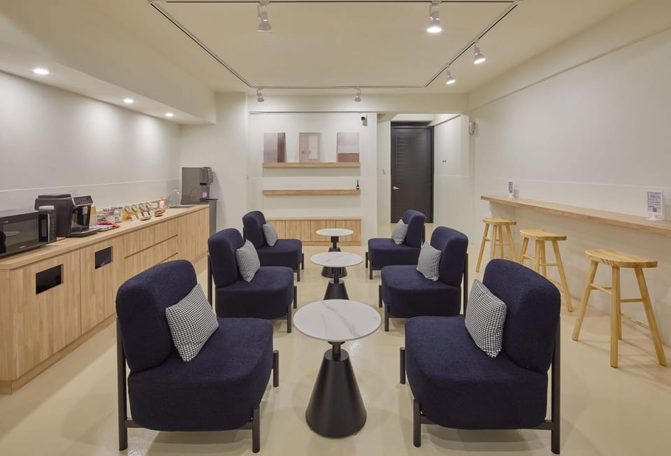 Seating area, Dining area