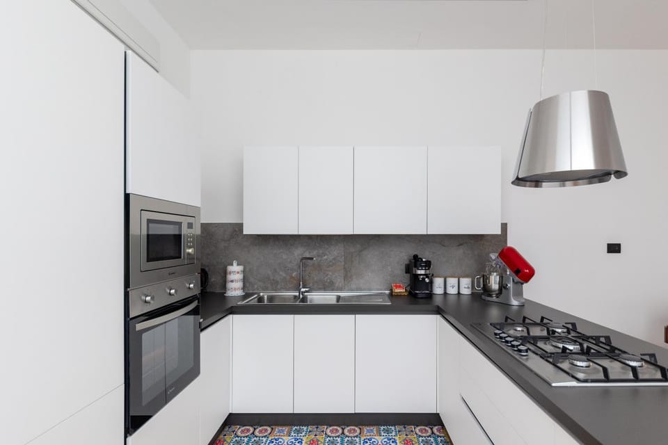 Coffee/tea facilities, Kitchen or kitchenette, dishwasher, stove, toaster