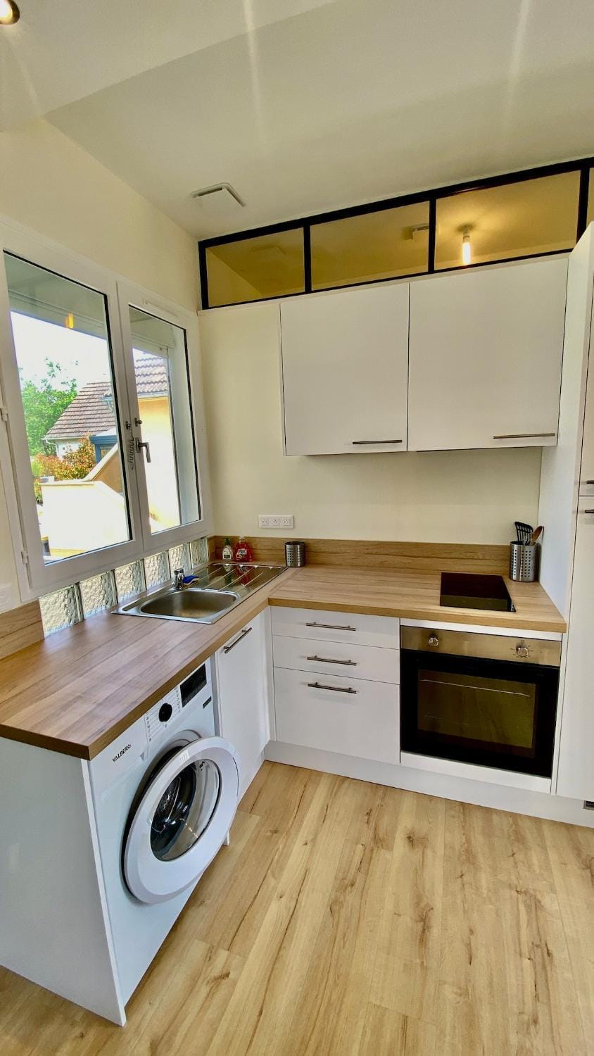 Kitchen or kitchenette, oven, stove, washing machine