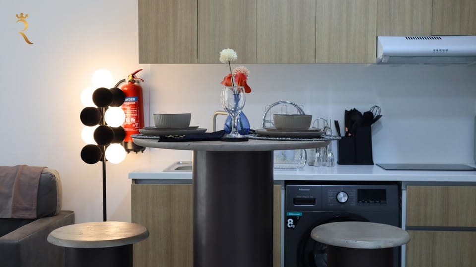 Kitchen or kitchenette, minibar, oven