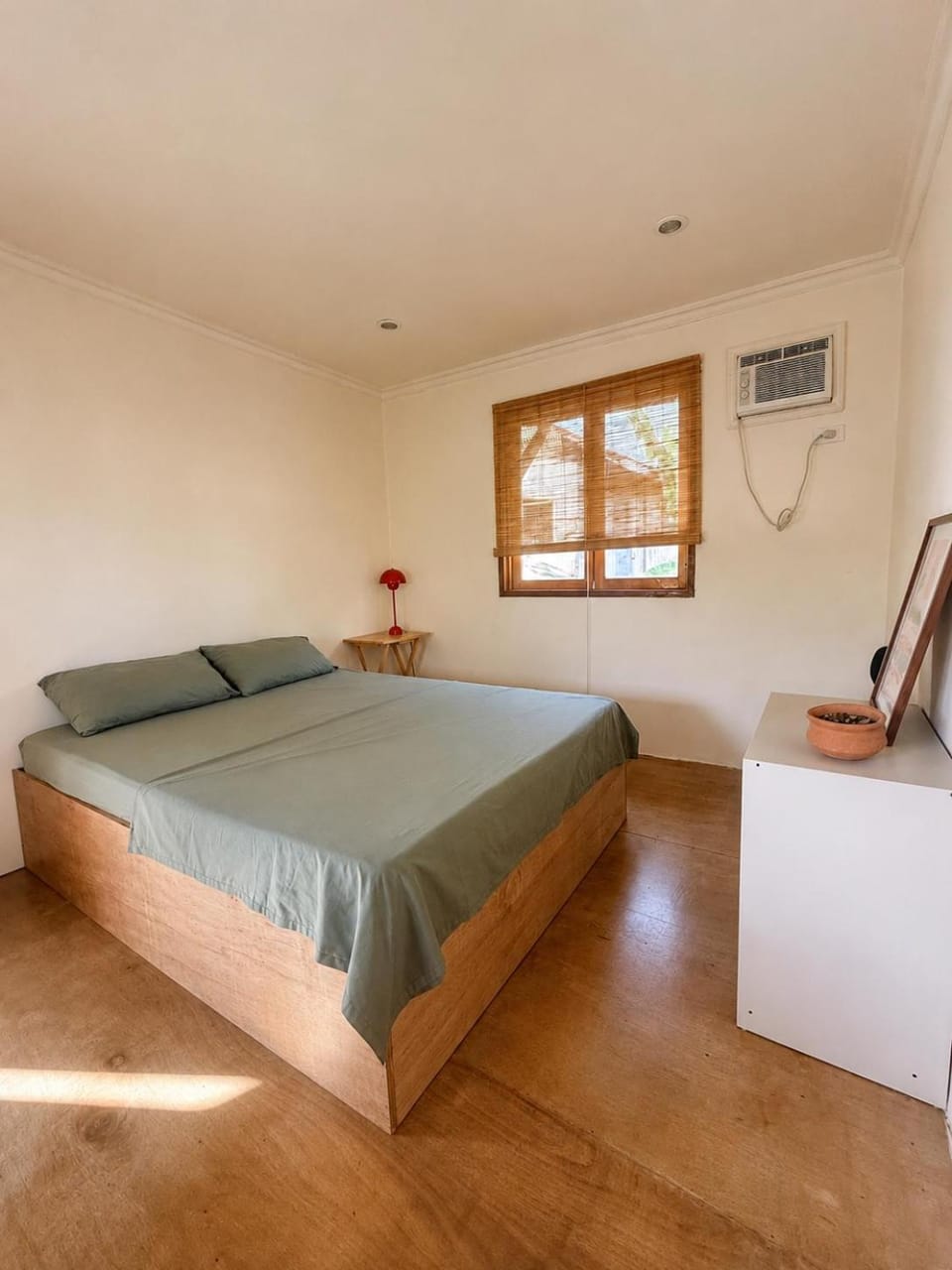 Bed, Photo of the whole room, Bedroom, air conditioner