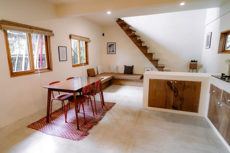 Kitchen or kitchenette, Living room, Seating area, Dining area