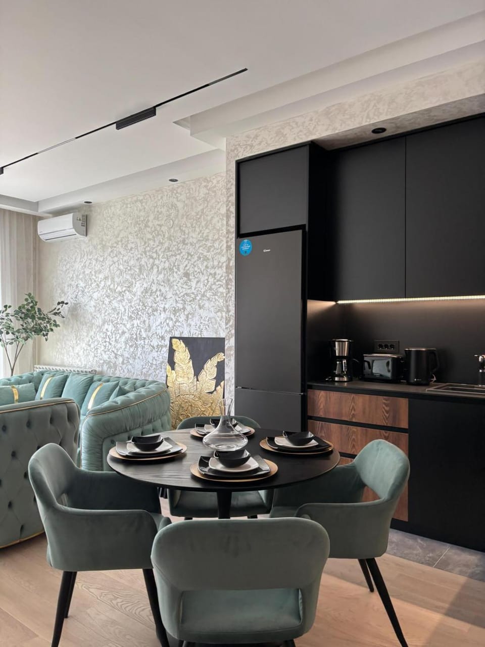 Kitchen or kitchenette, Dining area