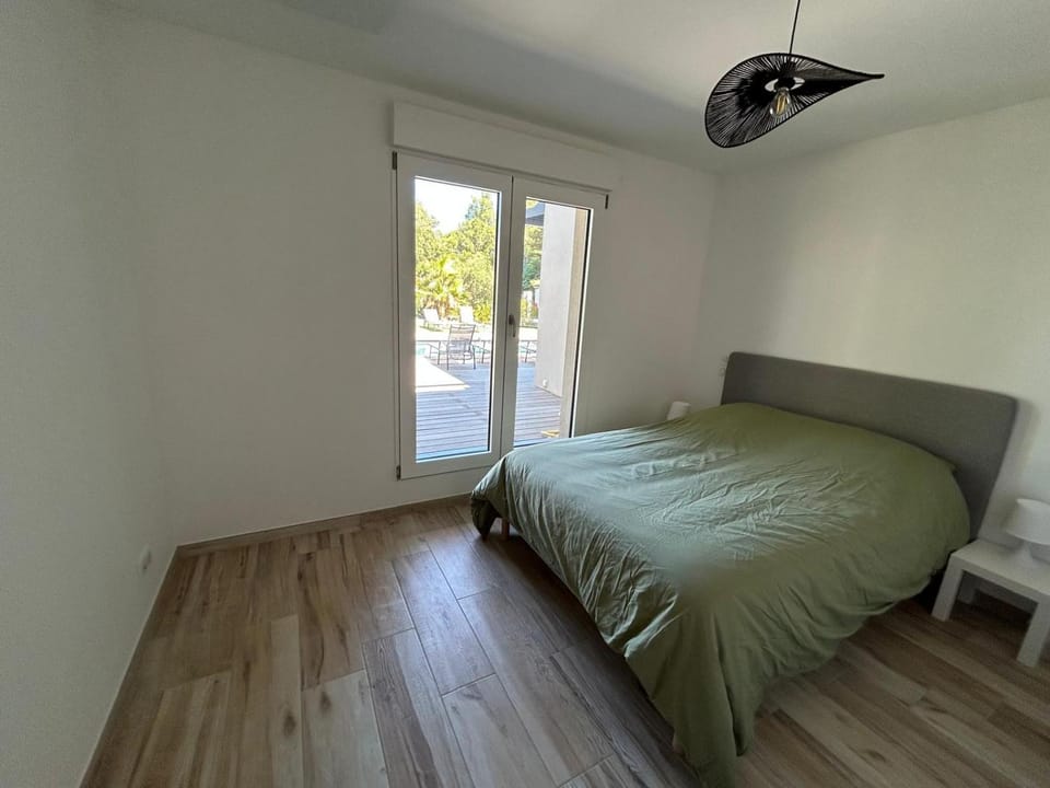 Photo of the whole room, Bedroom