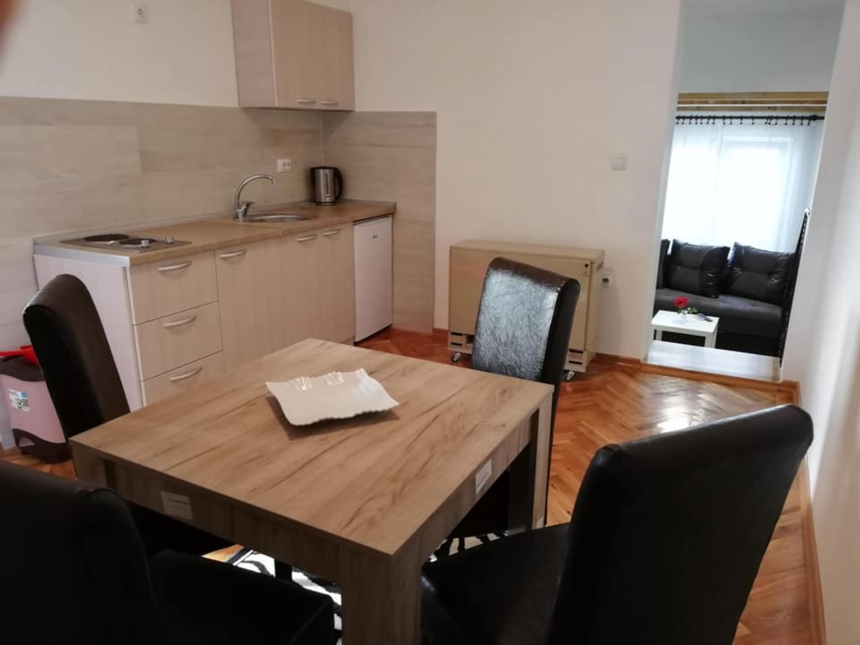 Kitchen or kitchenette, Seating area, Dining area