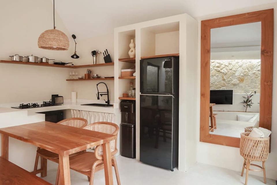 Kitchen or kitchenette, Dining area, stove