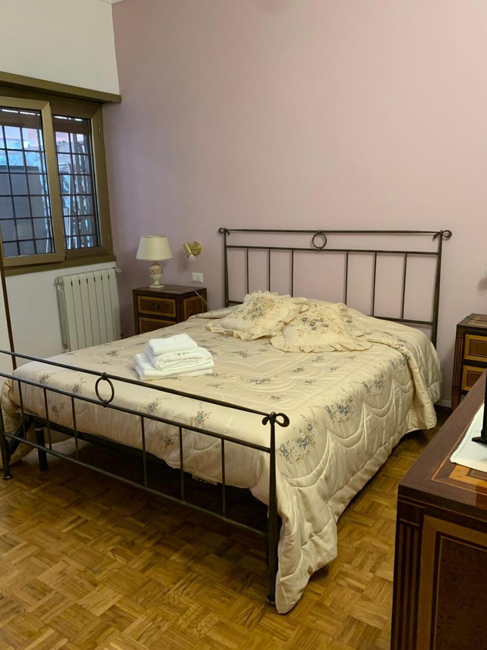 Bed, People, TV and multimedia, Photo of the whole room, Bedroom, Guests, Family, furniture, heating, internet, locker, towels, wedding