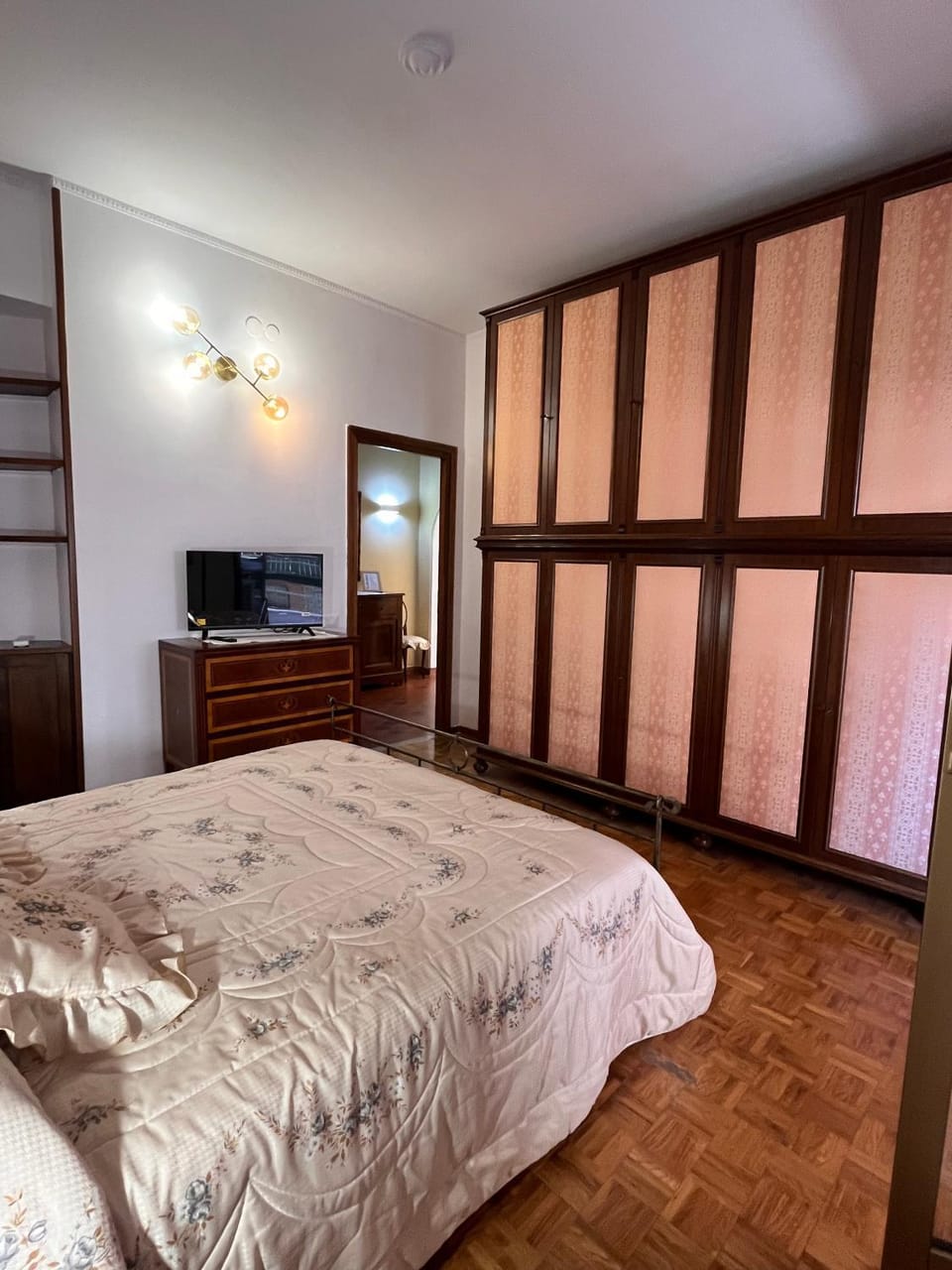 Bed, People, Massage, TV and multimedia, Photo of the whole room, Bedroom, Guests, furniture, heating, internet, wardrobe, wedding, air conditioner