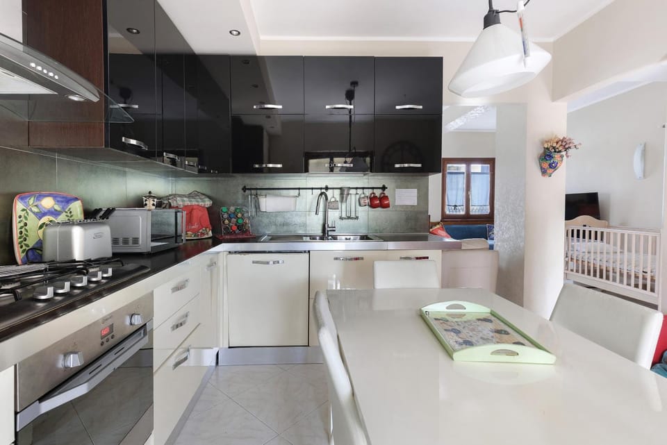 Kitchen or kitchenette, Living room