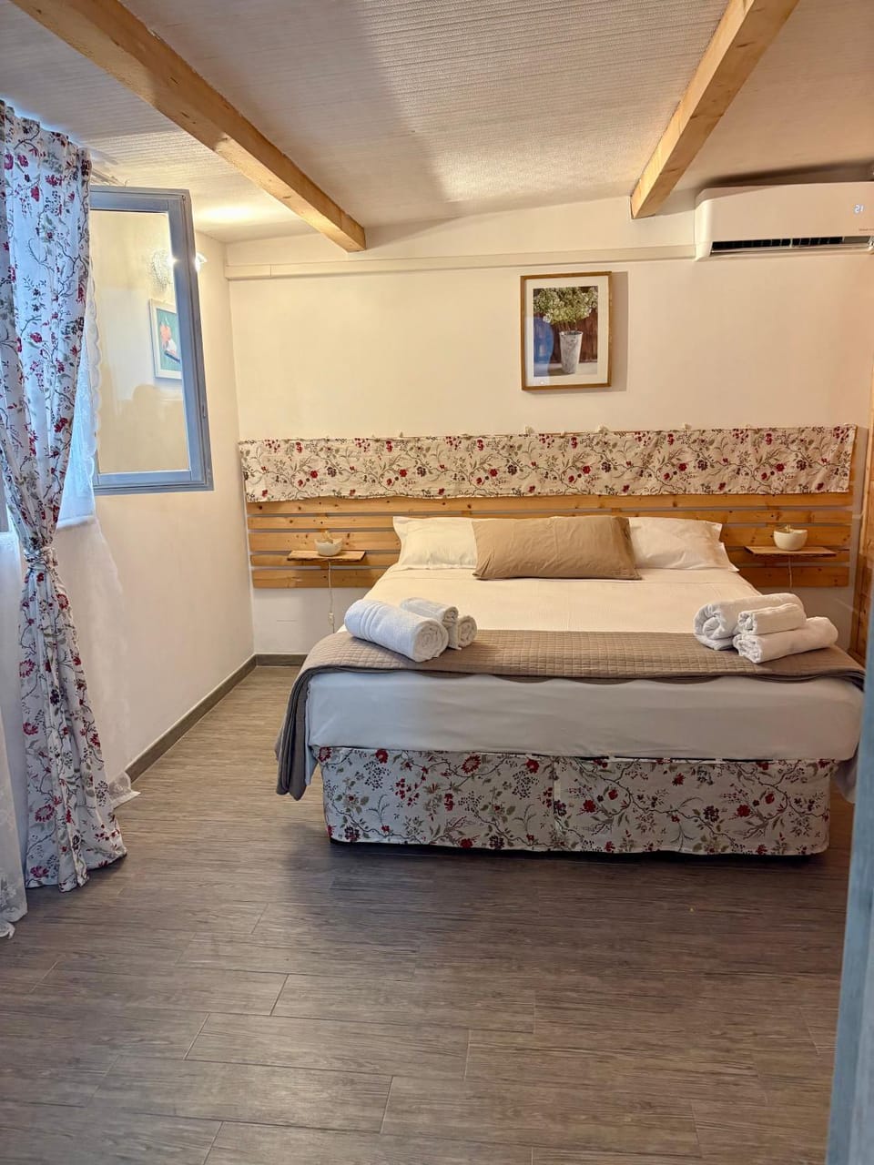 Bed, Photo of the whole room, Bedroom, towels, air conditioner