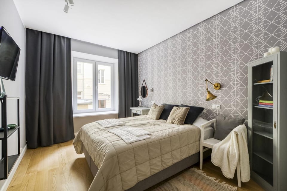 Bed, TV and multimedia, Bedroom, towels