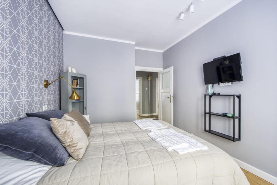 Bed, TV and multimedia, Bedroom