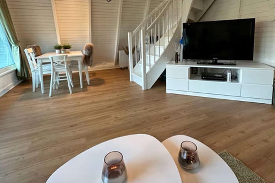 Zeltdachhaus mit Zaun in Strandnähe House in Damp