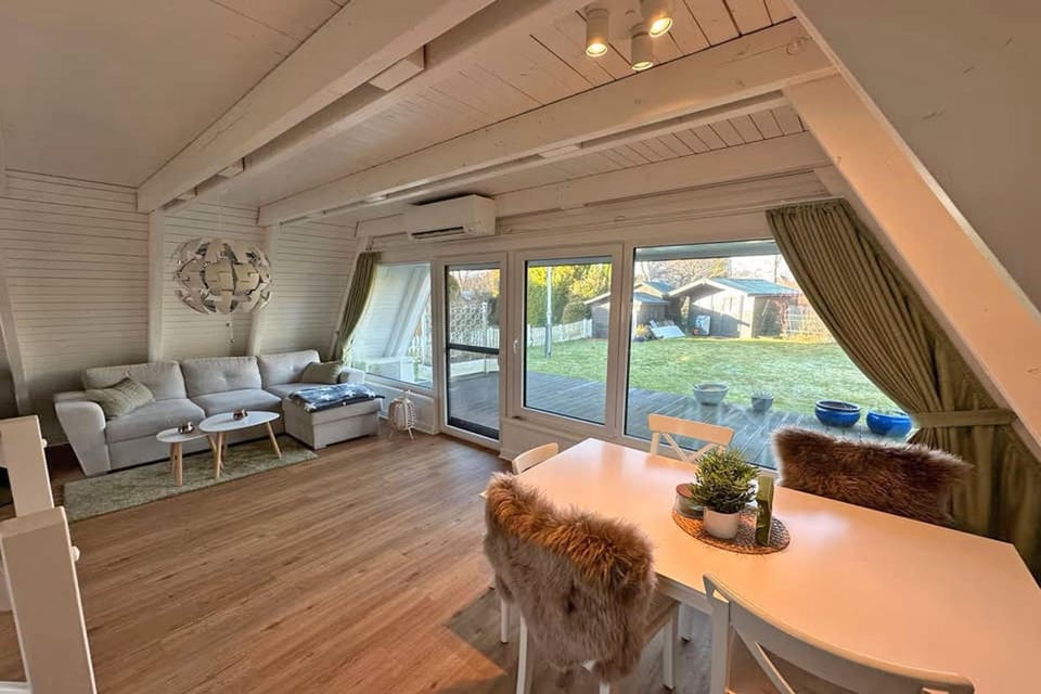 Zeltdachhaus mit Zaun in Strandnähe House in Damp