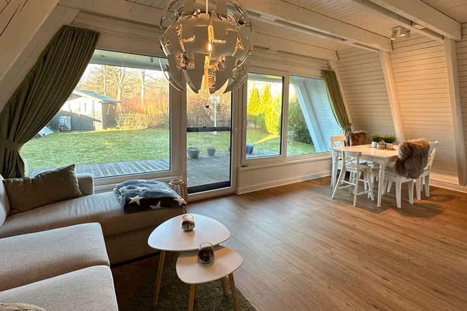 Zeltdachhaus mit Zaun in Strandnähe House in Damp