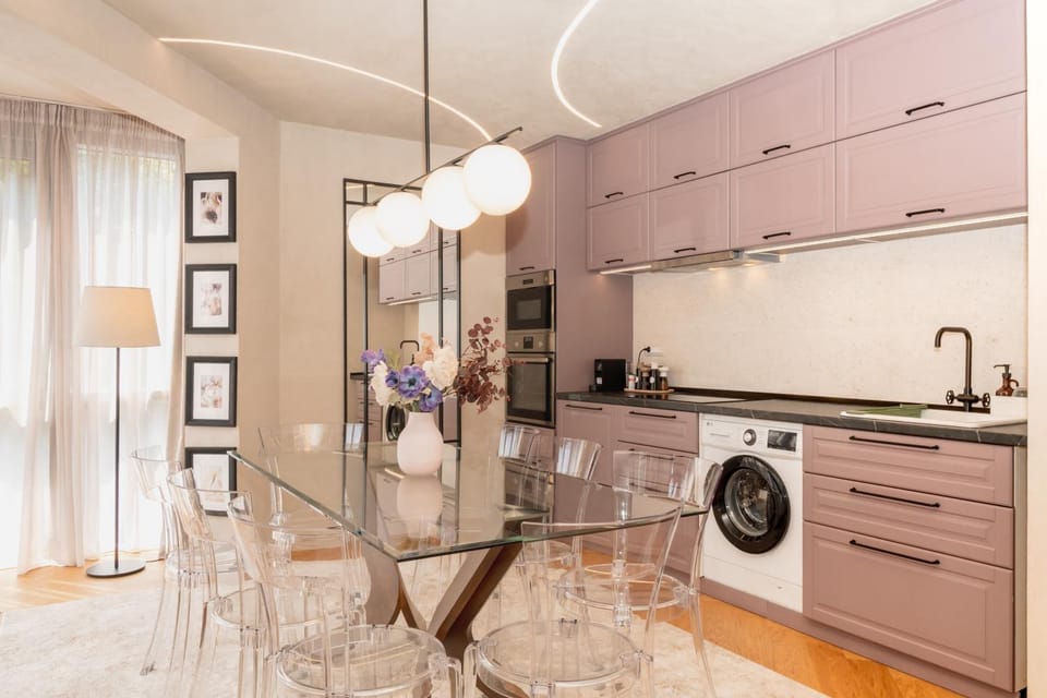 Kitchen or kitchenette, Dining area, microwave, oven, stove, washing machine