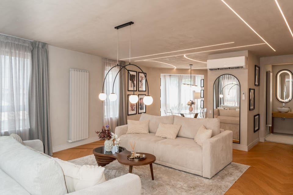 Communal lounge/ TV room, TV and multimedia, Living room, Seating area, air conditioner