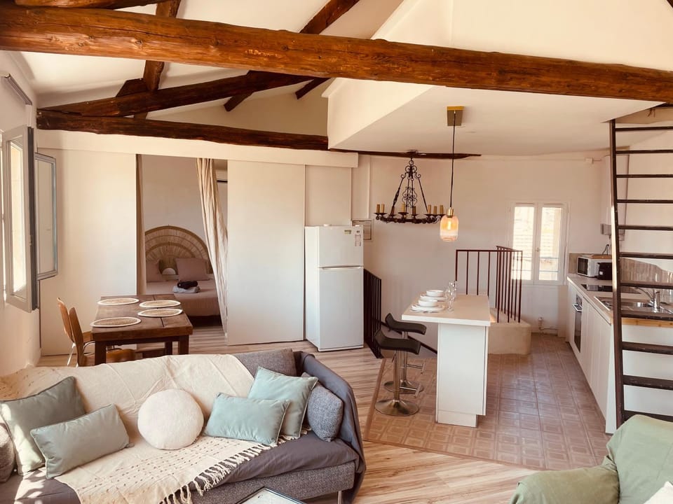 Kitchen or kitchenette, Living room, Seating area, Dining area, oven