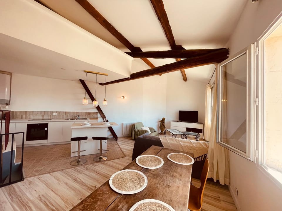TV and multimedia, Kitchen or kitchenette, Living room, Seating area, Dining area, stove