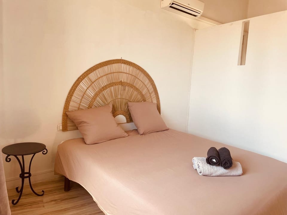Bed, Photo of the whole room, Bedroom, towels, air conditioner