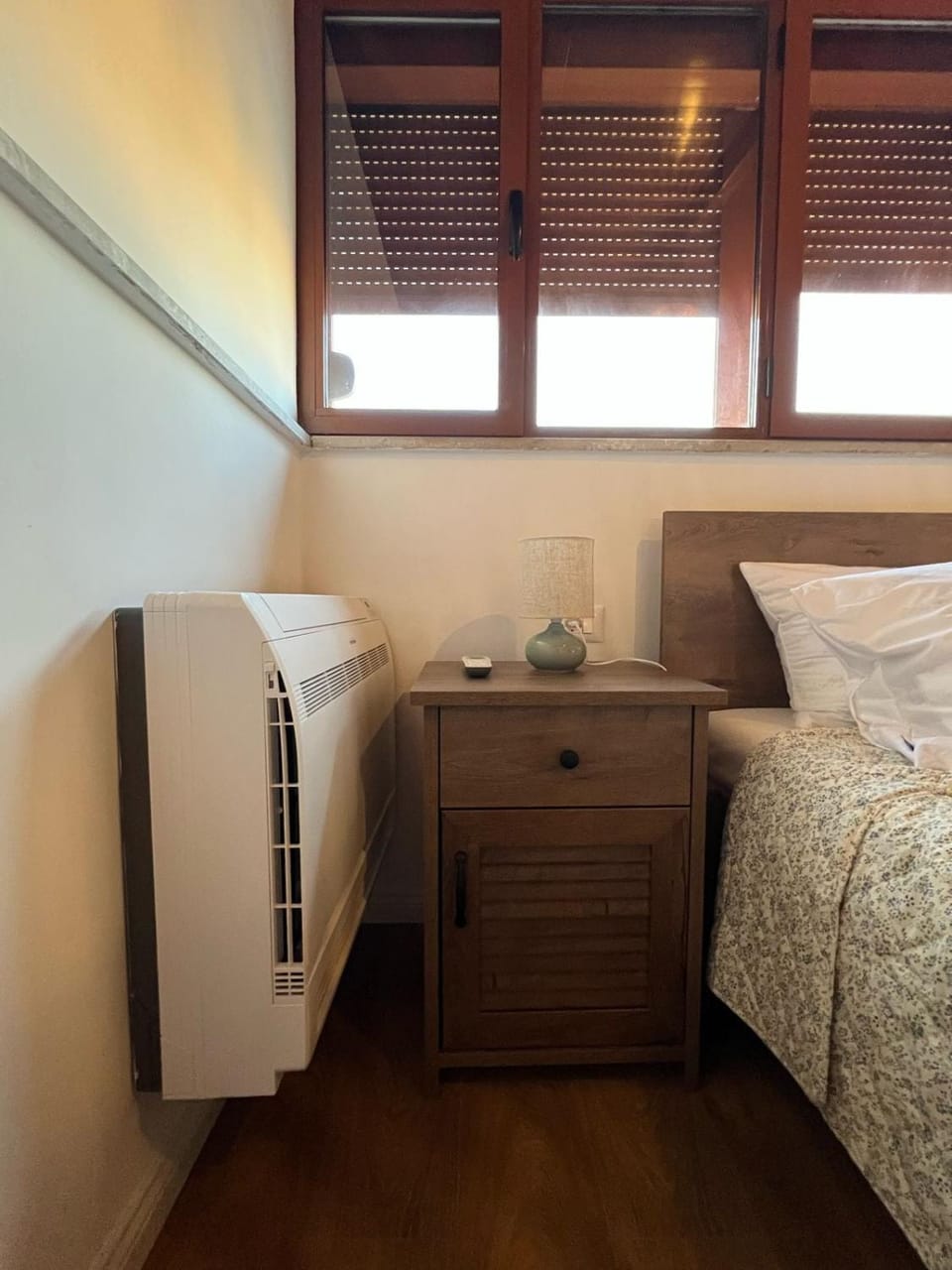 Bedroom, air conditioner