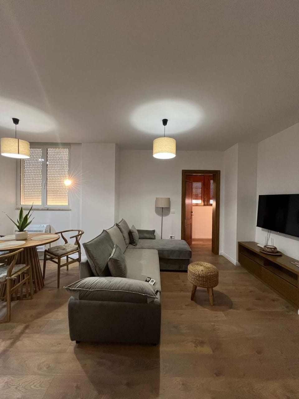 TV and multimedia, Living room, Seating area, Evening entertainment