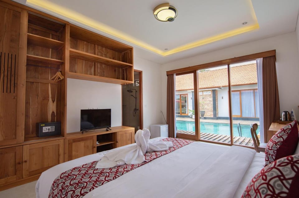 Communal lounge/ TV room, Bed, Bedroom