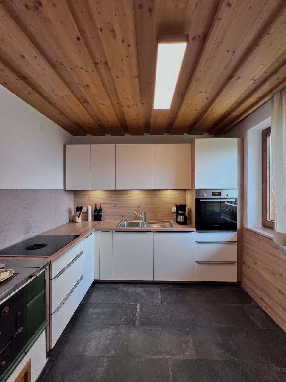 Kitchen or kitchenette, dishwasher, stove